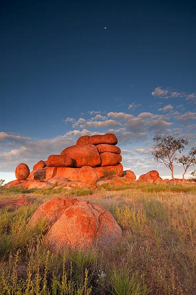 _MG_4155mw.jpg - Moon over a Marbles Sunrise - Devils Marbles